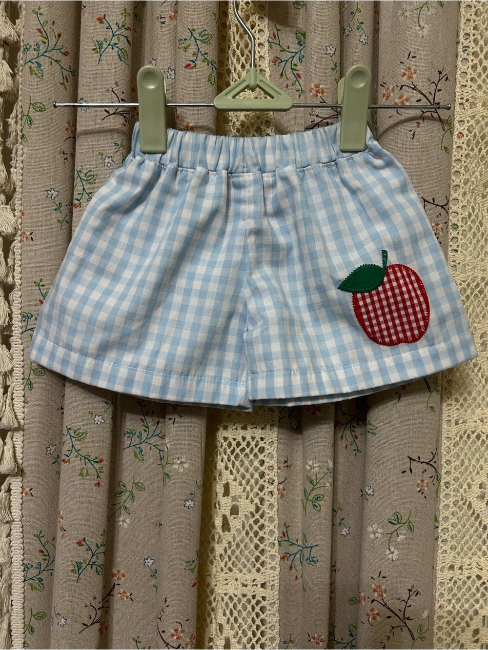 The Beaufort Bonnet Company Apple Appliqué Gingham Shorts
Size 6–12 Months | EUC